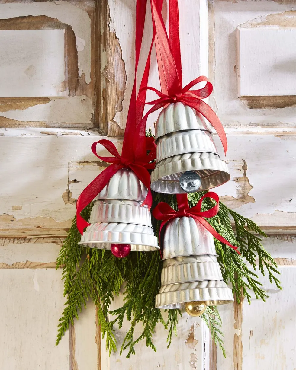 Place a bell instead of a wreath at the door of your house in Lumina